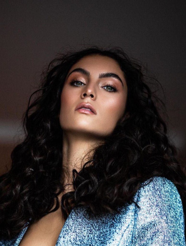 Laurie Feligioni enseigne les techniques de maquilleuse professionnelle dans le module beauté - Cours en ligne