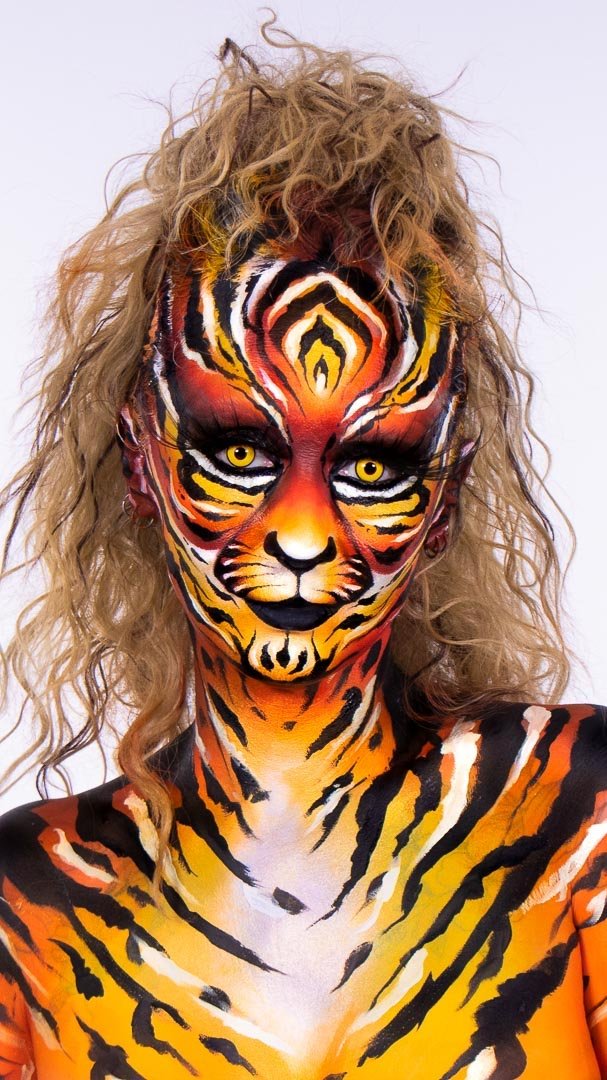 Formation en ligne maquillage artistique : Apprenez à créer des looks créatifs et expressifs avec Laurie Feligioni.