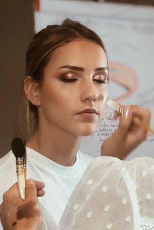 Aide à la formation en ligne de maquillage par Laurie Feligioni, cours pour devenir maquilleuse professionnelle en Visio.