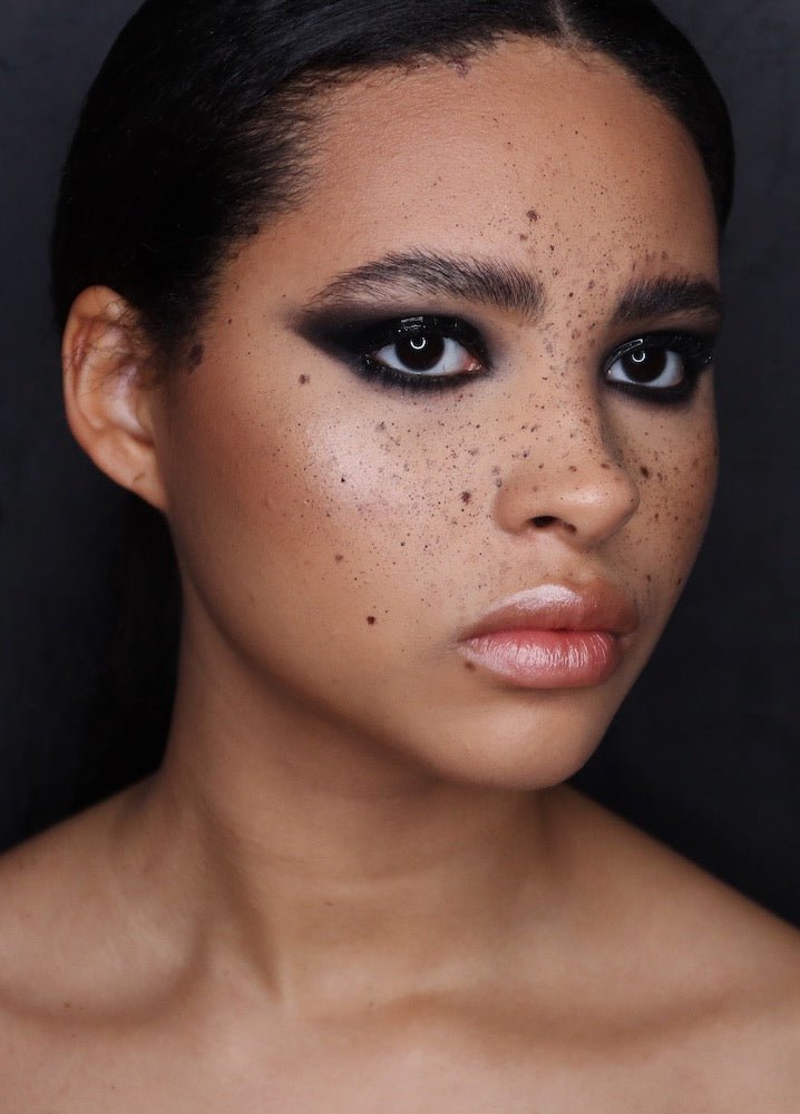 Maquillage yeux smoky noir glossé : Techniques professionnelles pour un regard intense - Formation en ligne Laurie Feligioni